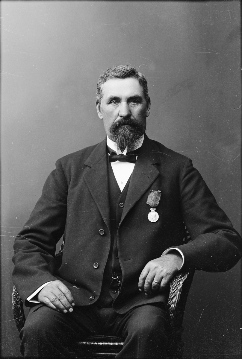 Skötsner-Edhlund, Ateljéporträtt - man, Östhammar, Uppland