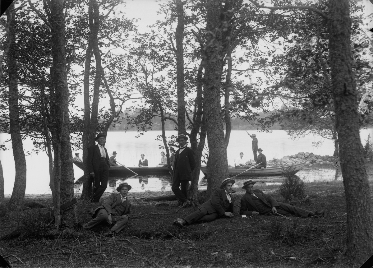 Gustaf Ferdinand Hallberg, Gruppp vid sjön, några personer roddbåtar.