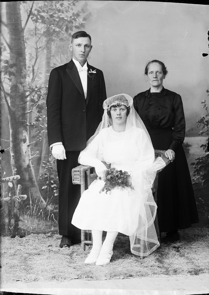 Skötsner-Edhlund, Kvinna och brudparet Andersson från Roddarne, Hökhuvud socken, Uppland 1923