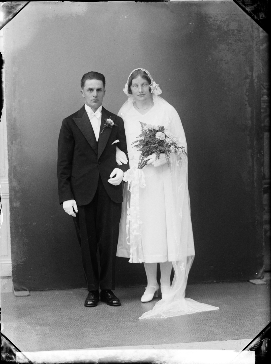 Skötsner-Edhlund, Ateljéporträtt - brudparet Hansson från Barkö, Börstil socken, Uppland 1932