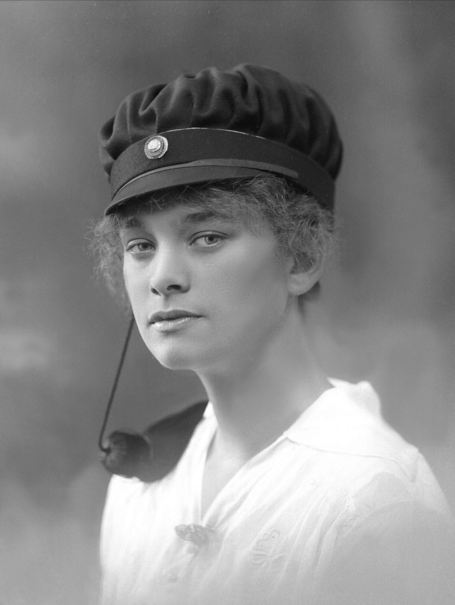 Gustav Borgen, Portrett, kvinne med studentlue. Ingerd Gran.