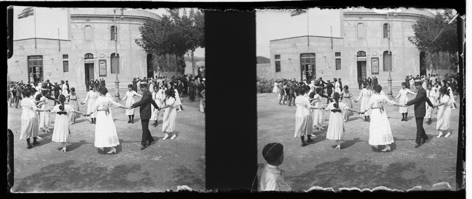 Desconegut, Sardana dance in Santa Coloma