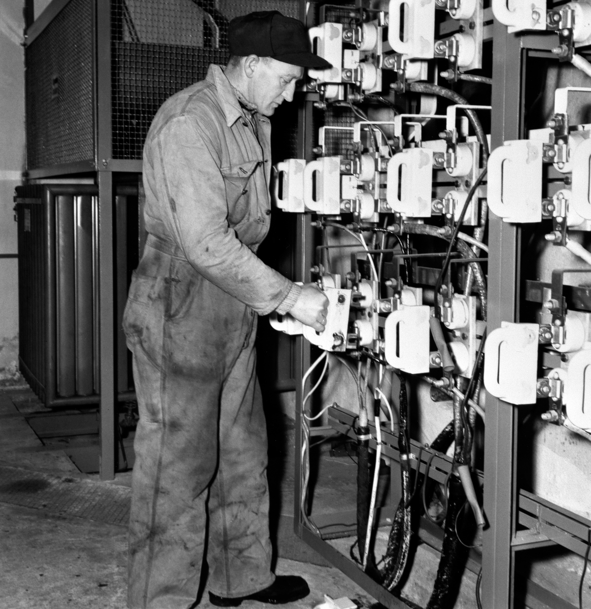 Anno Domkirkeodden, INTR: MOTORROMMET/TRAFOROMMET, KLEVFOS, PORTR: ELEKTRIKER GUTTORMKARLSEN ÅS, (KLEVFOS INDUSTRIMUSEUM), ÅDALSBRUK, HØYSPENTROMMET Løten.