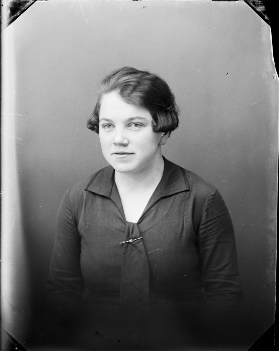 Skötsner-Edhlund, Ateljéporträtt - Gerda Mattsson, Östhammar, Uppland