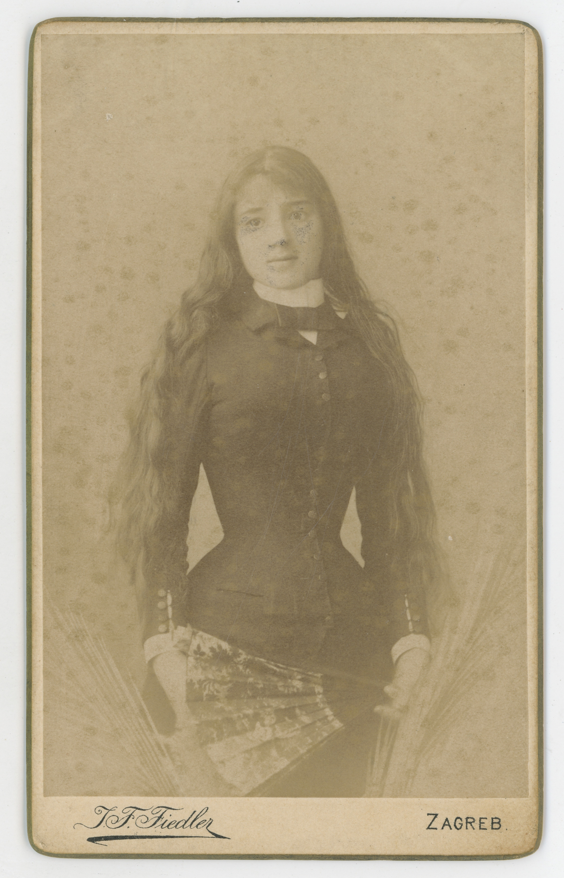 Julio F. Fiedler, Mlada djevojka