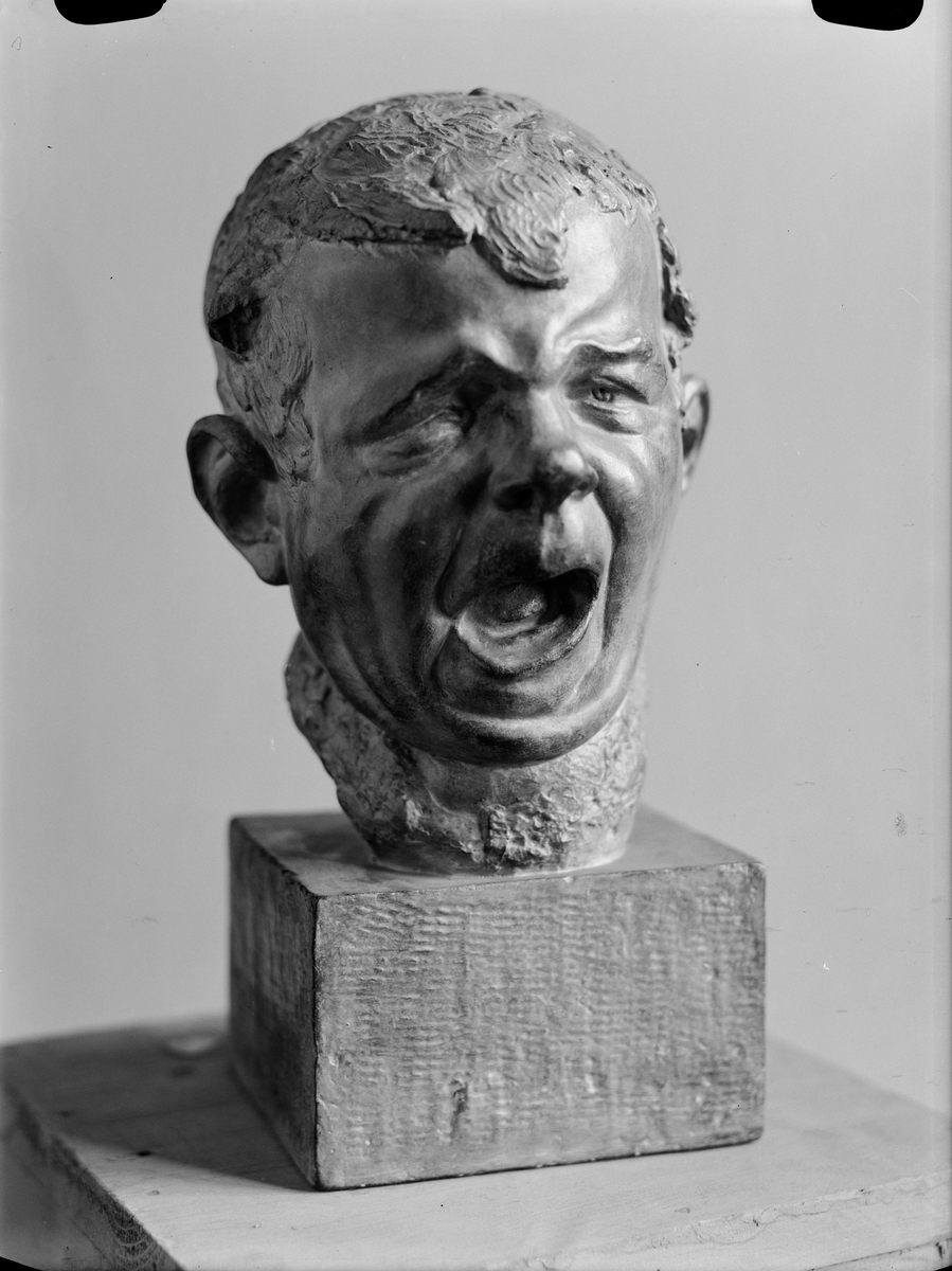 Paul Sandberg, The sculpture “Tired” by the artist Fredrik Frisendahl on Småland’s nation, St Larsgatan 5
