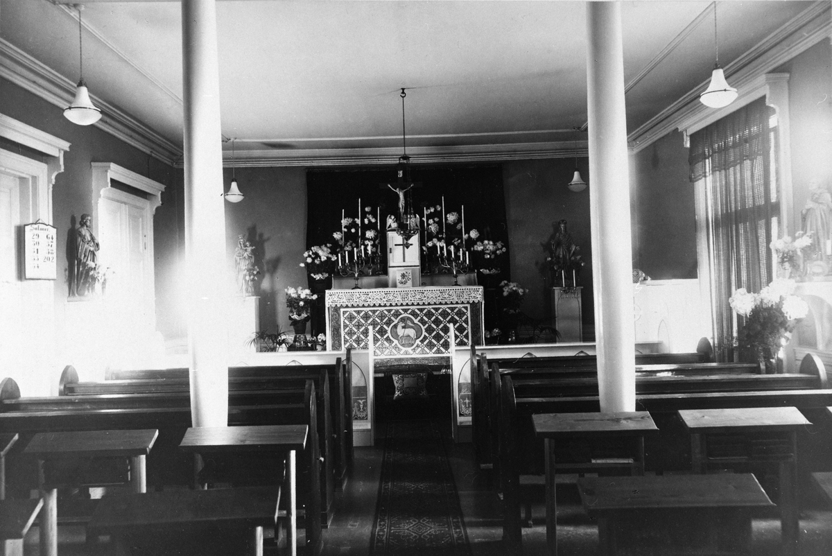 Anno Domkirkeodden, KATOLSKE KAPELL. INTERIØR. Interiør fra det nyinnredete St. Torfinns kapell i Getz villaen ca. 1924-25. Alterforstykket ble gitt av Sigrid Undset i 1924.