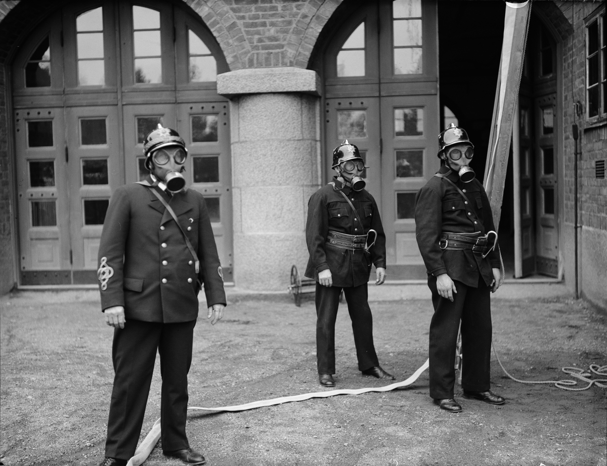 Paul Sandberg, Firefighters with protective masks, Uppsala Brandkårmän, Skolmän, Uppsala October 1935