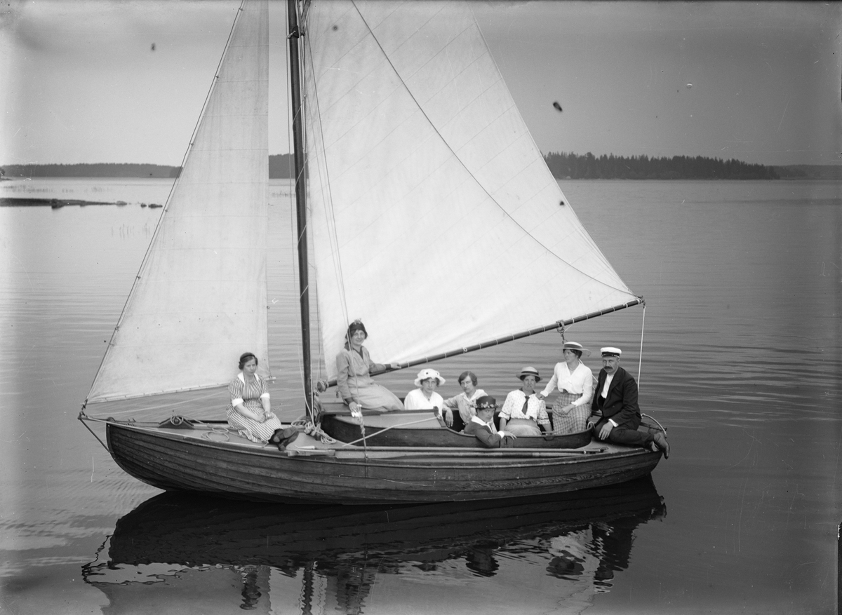 Paul Sandberg, Sällskap i segelbåt, sannolikt på Ekoln, Uppland