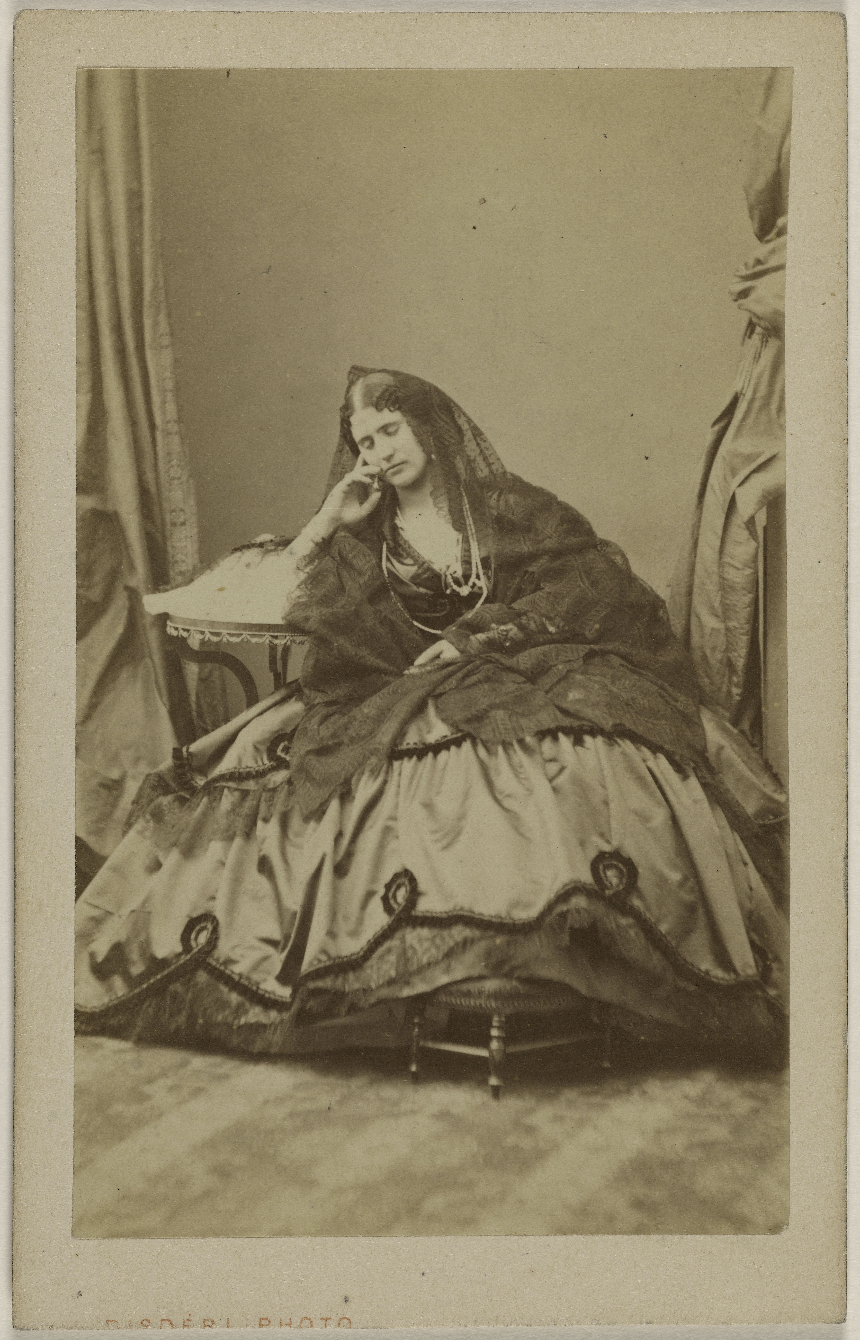 André-Adolphe-Eugène Disdéri, Portrait de Barucci, Julia, (femme à la mode)