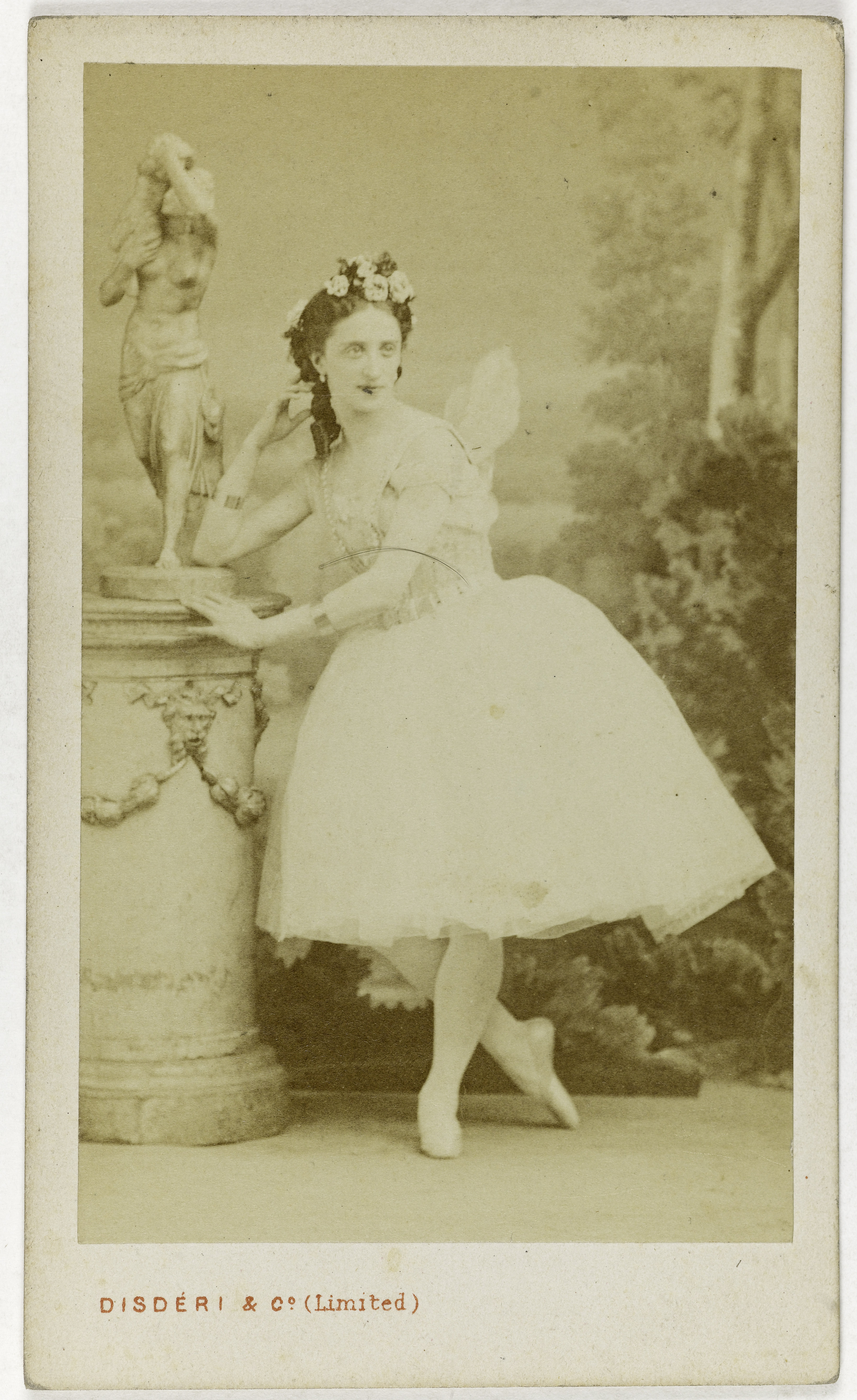 André-Adolphe-Eugène Disdéri, Portrait de Mourawieff, danseuse à l'Opéra en 1863.