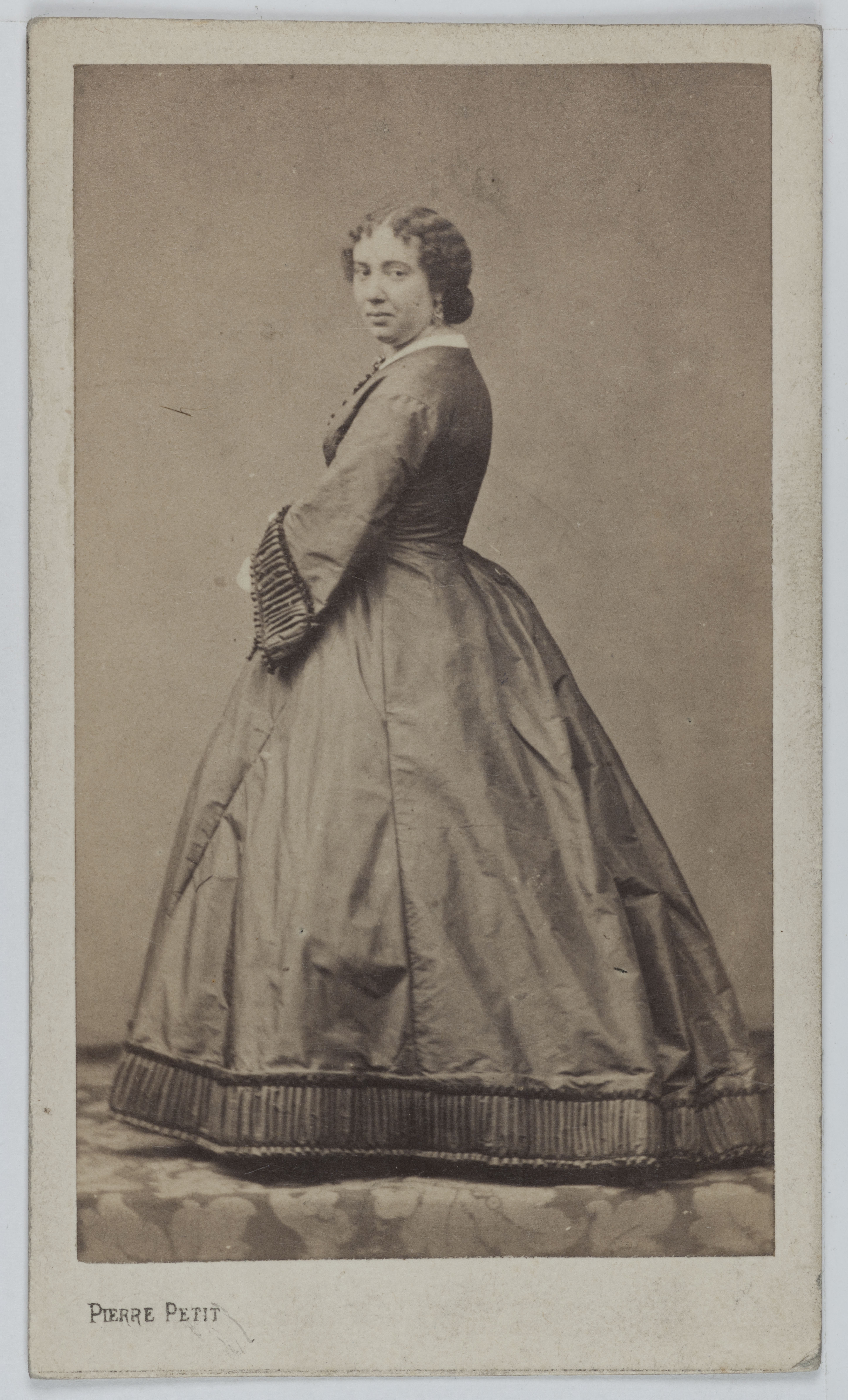 Pierre Petit, Portrait d'Edmée Ramelli (-1899), actrice de théâtre.