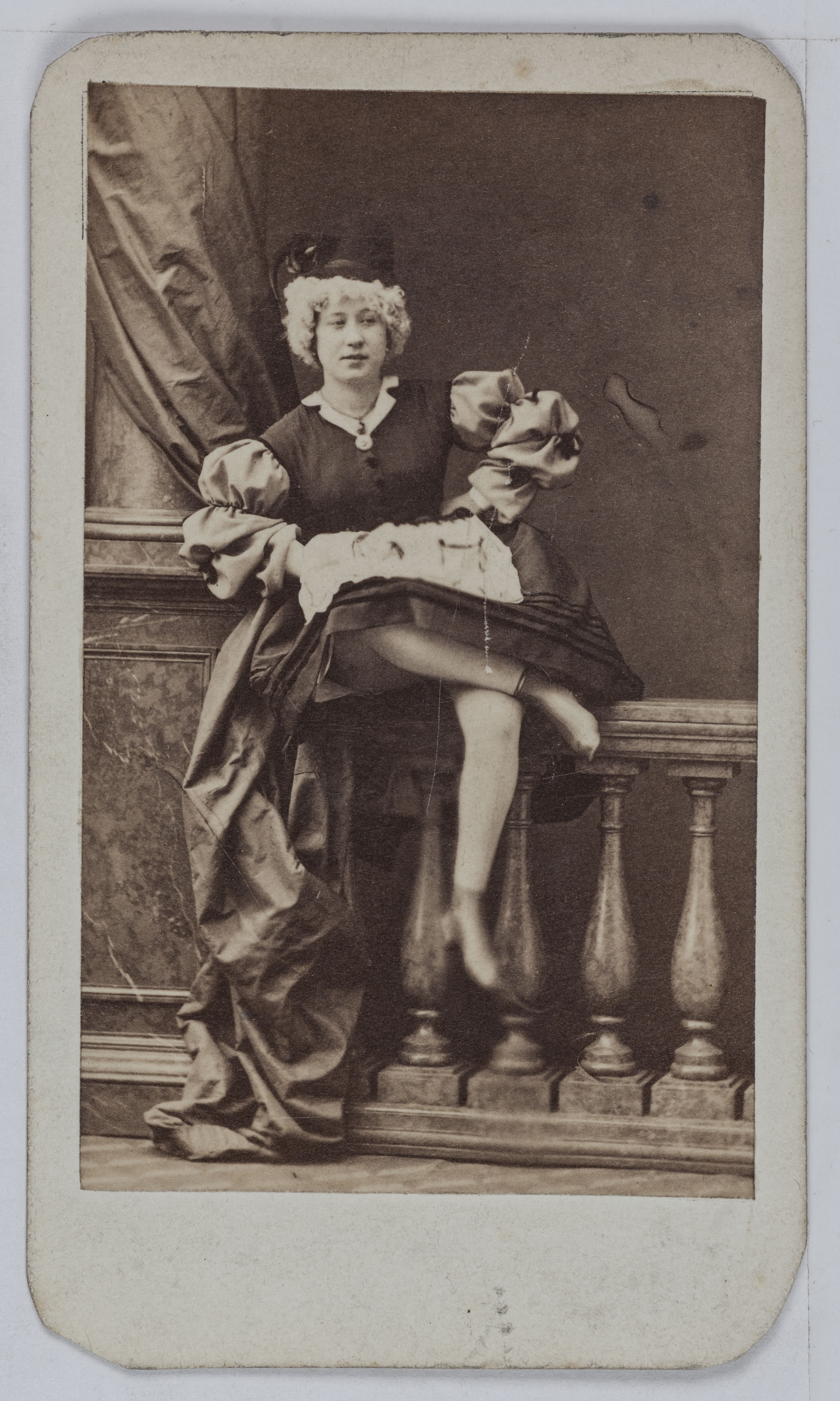 Disderi & Cie, Portrait de Marguerite Badel, dite Rigolboche, danseuse excentrique au Théâtre des Délassements Comiques entre 1855 et 1860.