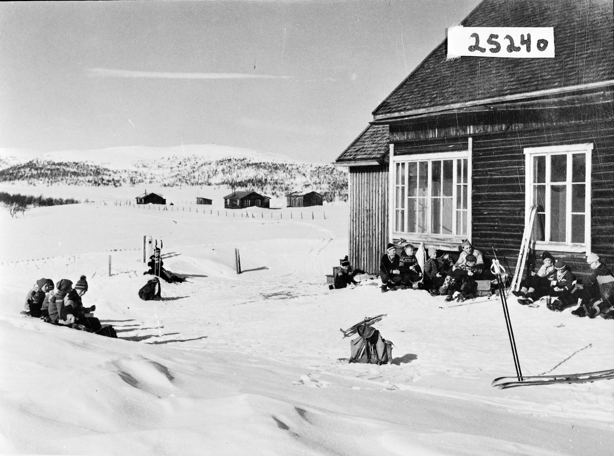 Ukjent, Ungdommer på skitur på Nygruva