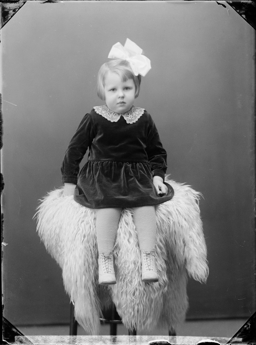 Skötsner-Edhlund, Barnporträtt - flicka, Östhammar, Uppland