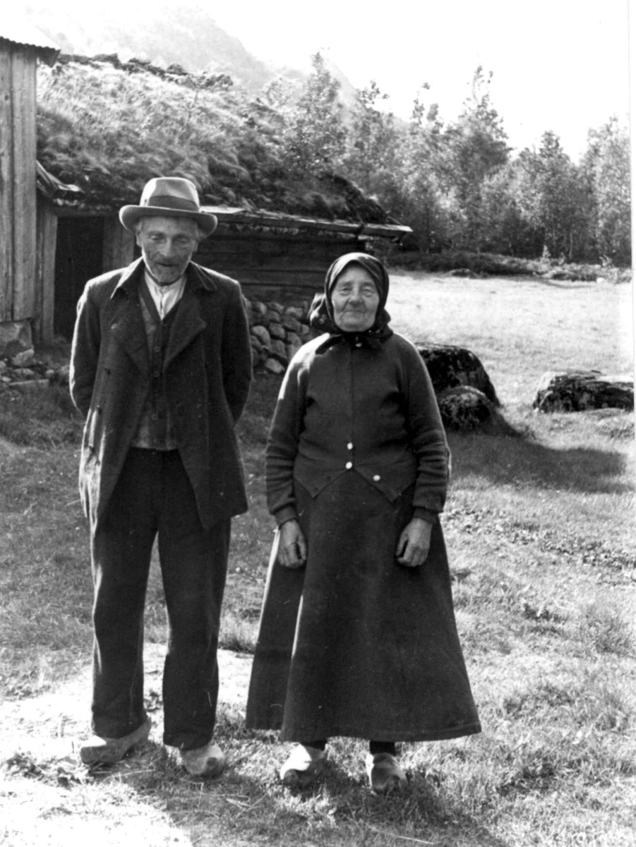 Anna Grostøl, Valle, Setesdal, Aust-Agder 1940. Portrett av Maria og Gunlev Håbesland utenfor et hus.