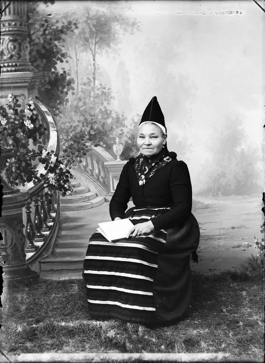 Skötsner-Edhlund, Ateljéporträtt - Brita Hansdotter från Rättvik, Dalarna