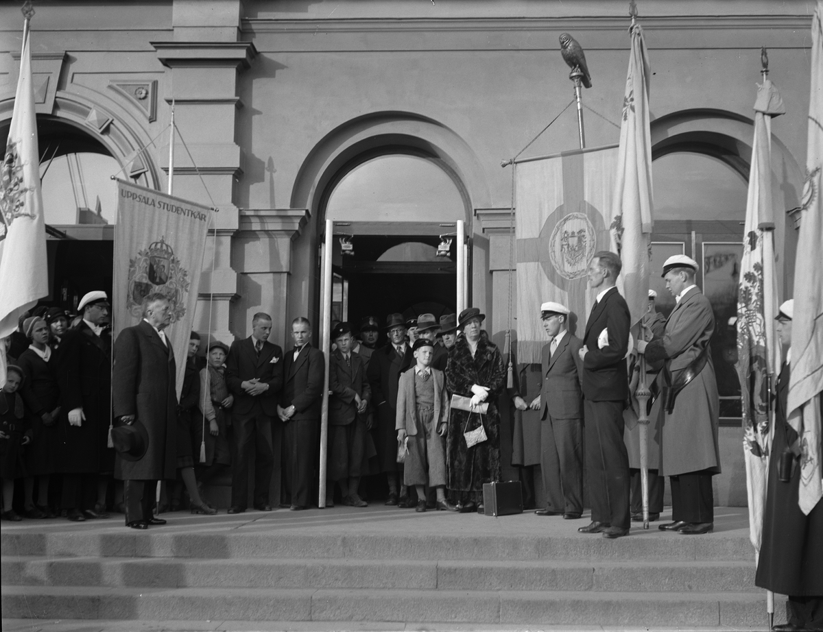 Paul Sandberg, Uppsala Studentkårs ordförande Anton Fägersten "hälsar och hyllar forskaren" Sven Hedin på Uppsala centralstation