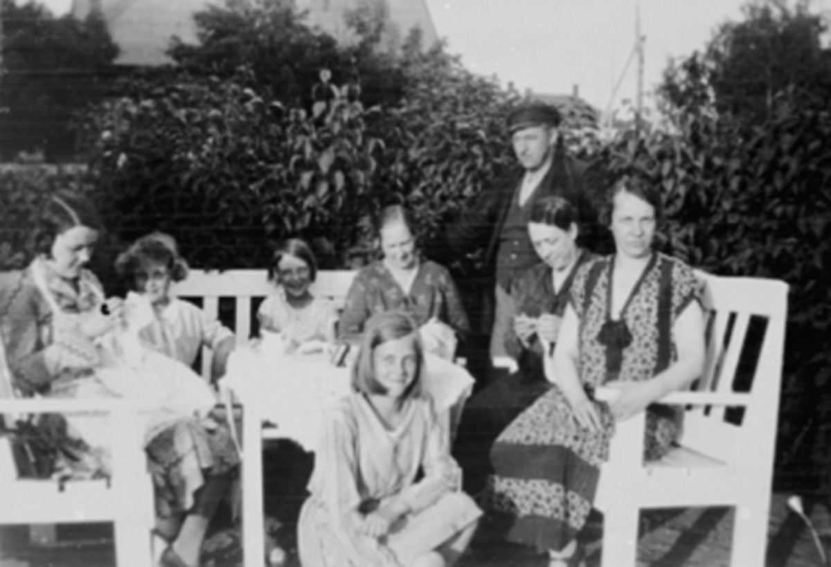 Anno Domkirkeodden, GRUPPE 8 PÅ SYMØTE I GAMLEHJEMSHAGEN, FRA VENSTRE: KAJANE LARSEN, UKJENT, INGRID ARVESEN, FRU TOLLEFSEN, BERNHARD LARSEN, UKJENT, GUDRUN ARNESEN, FORAN RUTH LARSEN, SKOLEGATA 22