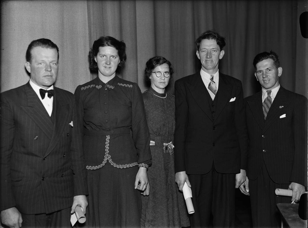 Paul Sandberg, "Hushållningssällskapets vinterting i Upsala" - stipendiaterna lantbrukare Gunnar Wendin med hustru, "fru" och lantbrukare Ragnar Asp samt lantbrukare Rune Almgren, Uppsala slott, Uppsala december 1942