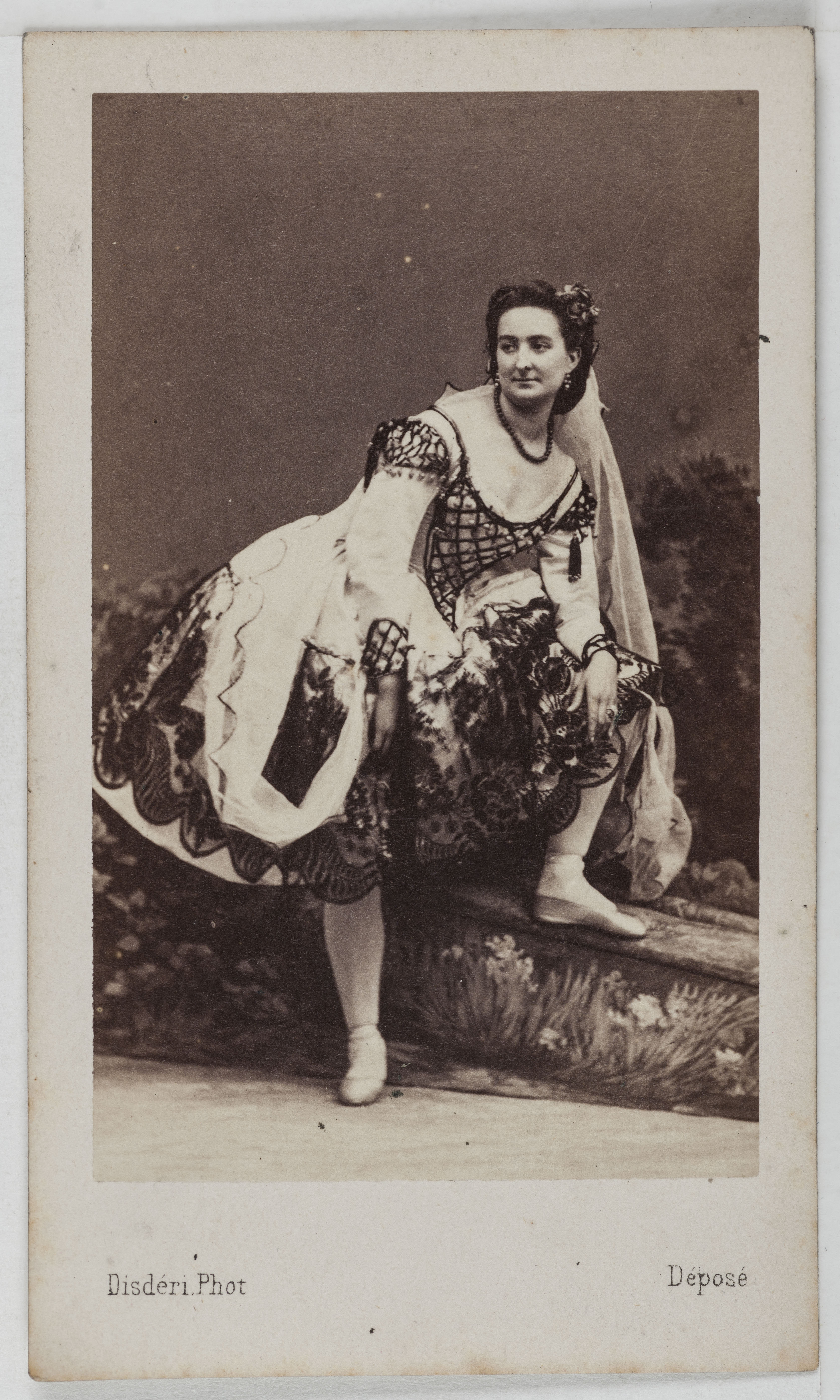 André-Adolphe-Eugène Disdéri, Portrait d'Elise Parent, danseuse à l'Opéra entre 1860 et 1873.