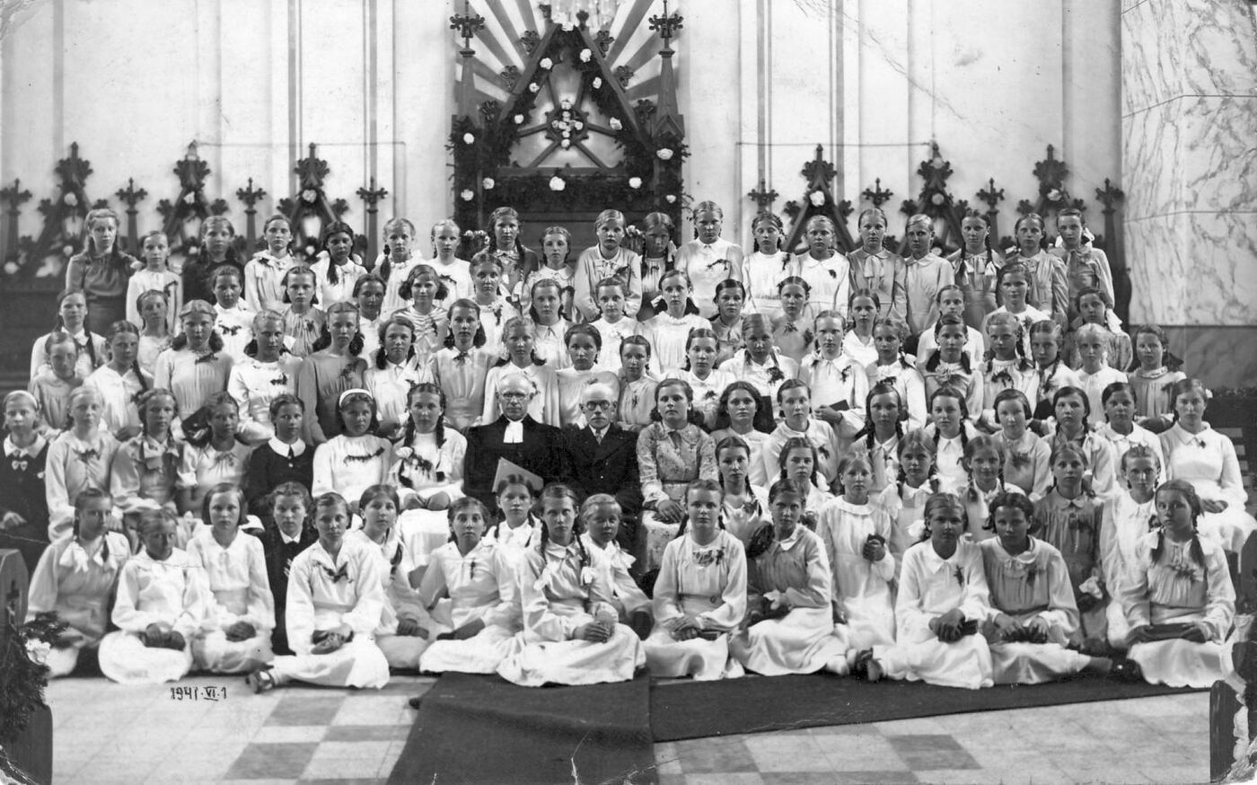 Petras Ločeris, Biržų evangelikų reformatų bažnyčioje grupė konfirmantų su kunigu Povilu Jašinsku ir vargonininku Sprindžiu