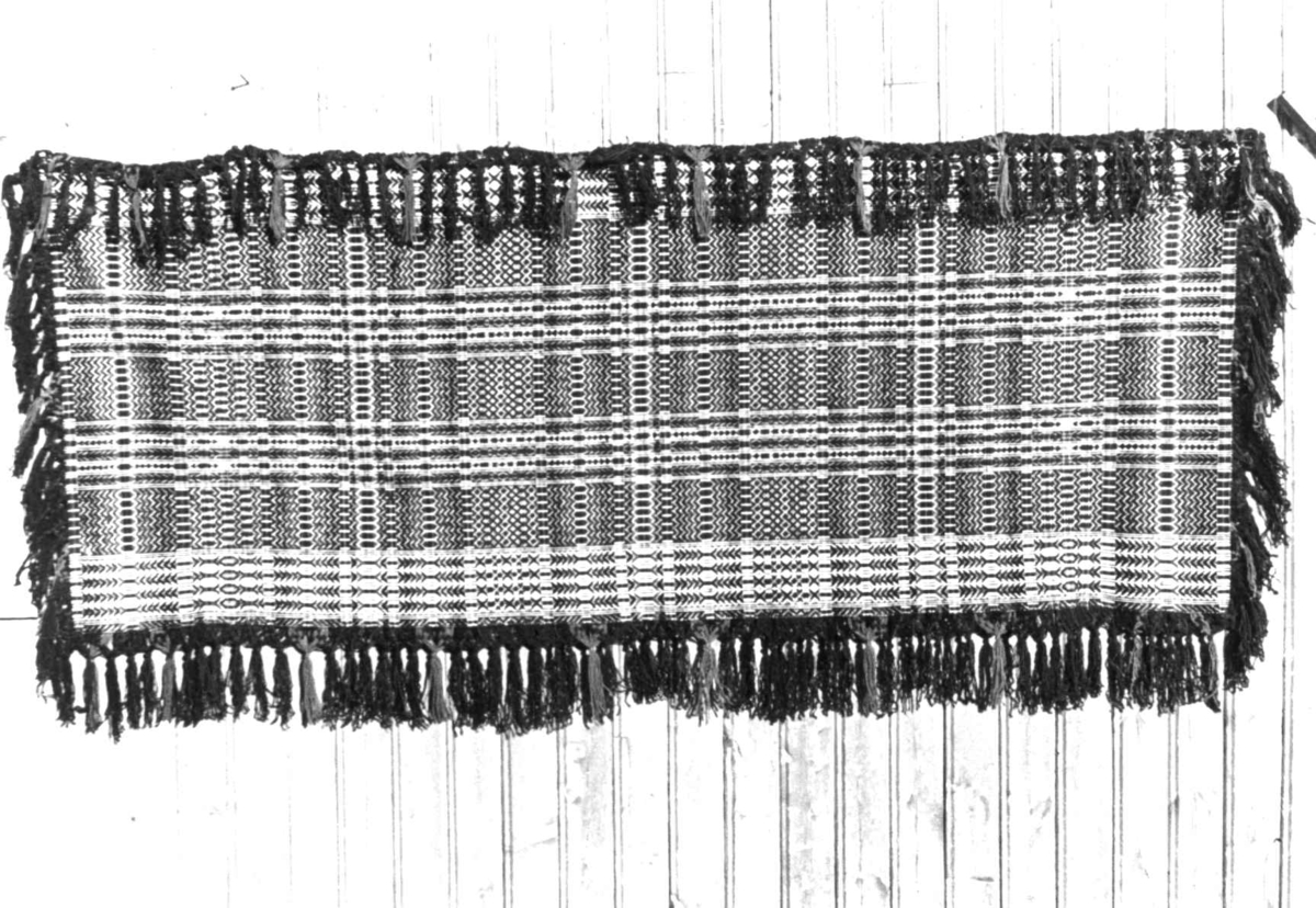 Anna Grostøl, Teppe i skillbragd, likklede fra ca. 1870. Brekken, Røros, Sør-Trøndelag 1938.