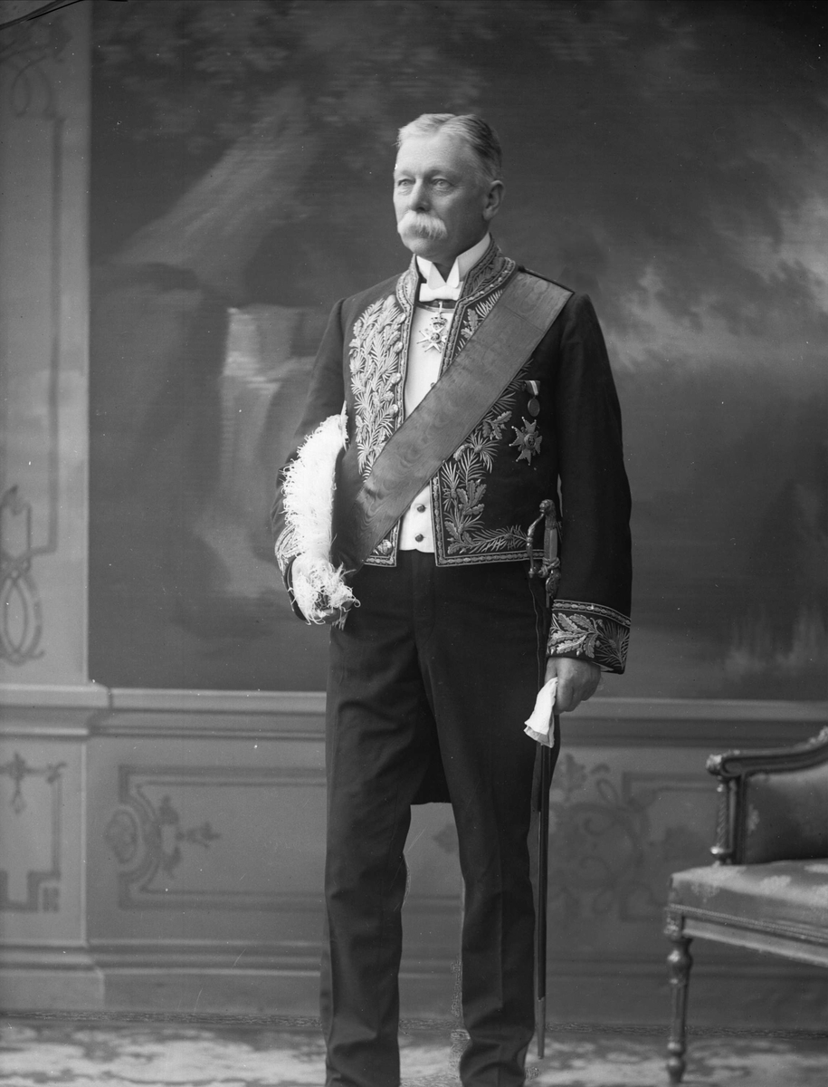 Gustav Borgen, Portrett, Nicolai Christian Grove Prebensen (1850-1930). i uniform som sendemann i den norske utenrikstjeneste som reglementert fra 1906 til 1923.