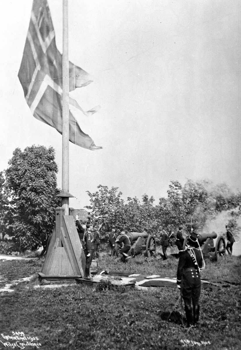 Anders Beer Wilse, Prot: Flagget sænkes paa Akershus 9/6 1905