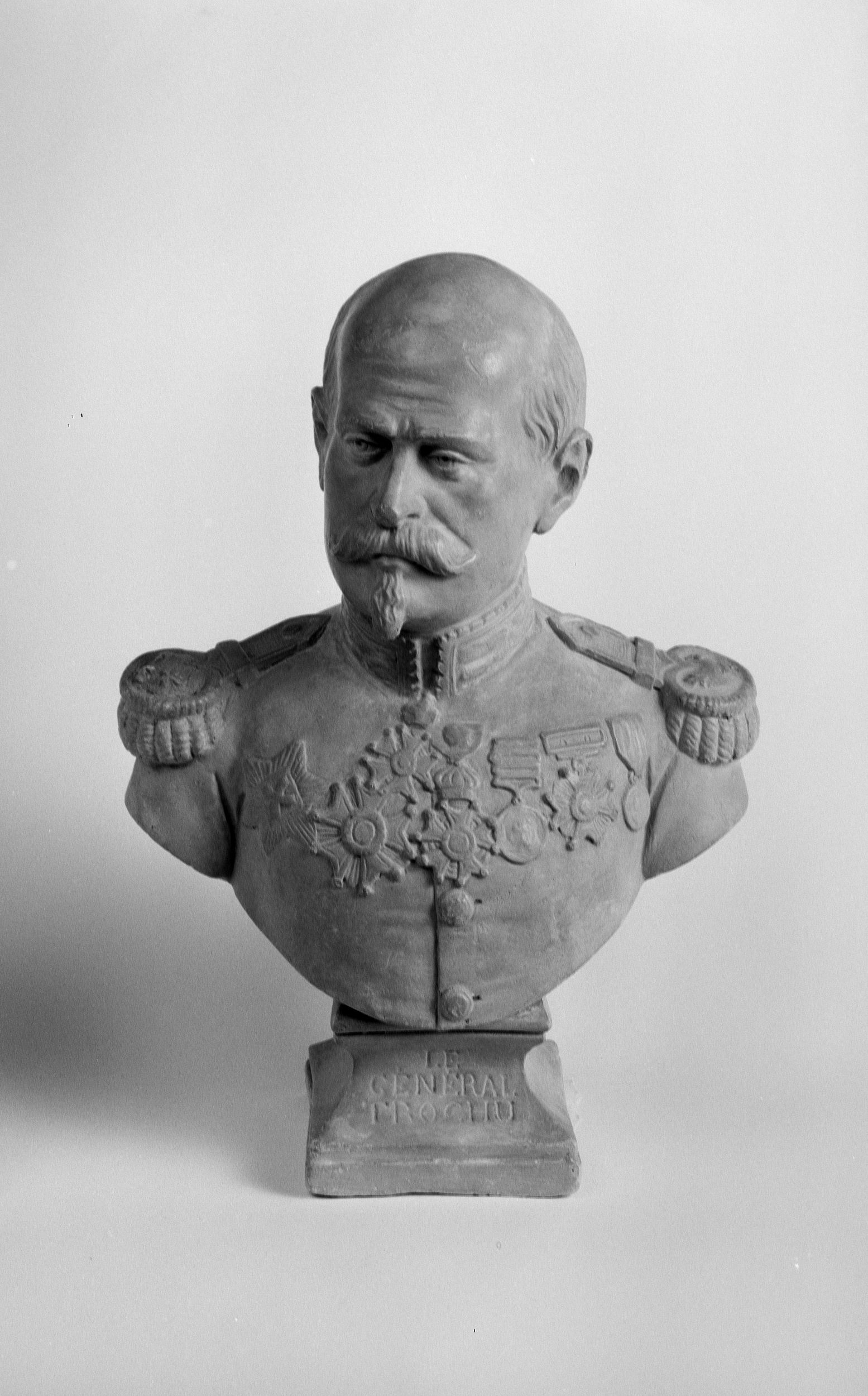 Jean Pierre Dantan, Portrait sérieux de Louis-Jules Trochu (1815-1896), général et homme politique.