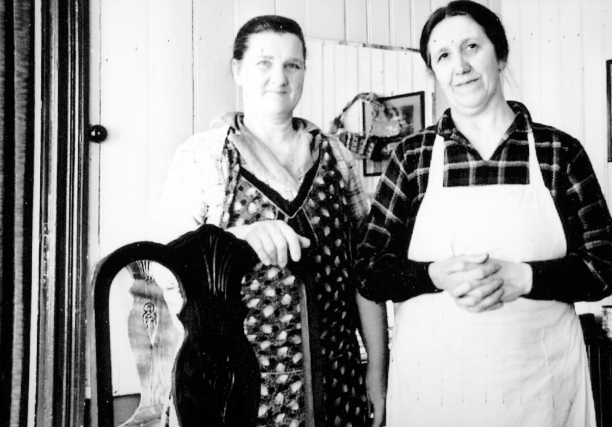 Ukjent, Gina Håkonsen og Kaspara Johansen, ca. 1939.