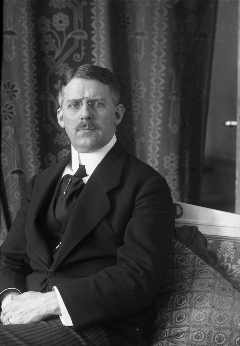 Gustav Borgen, Portrett, mann med briller og dress. Gustav Borgen.