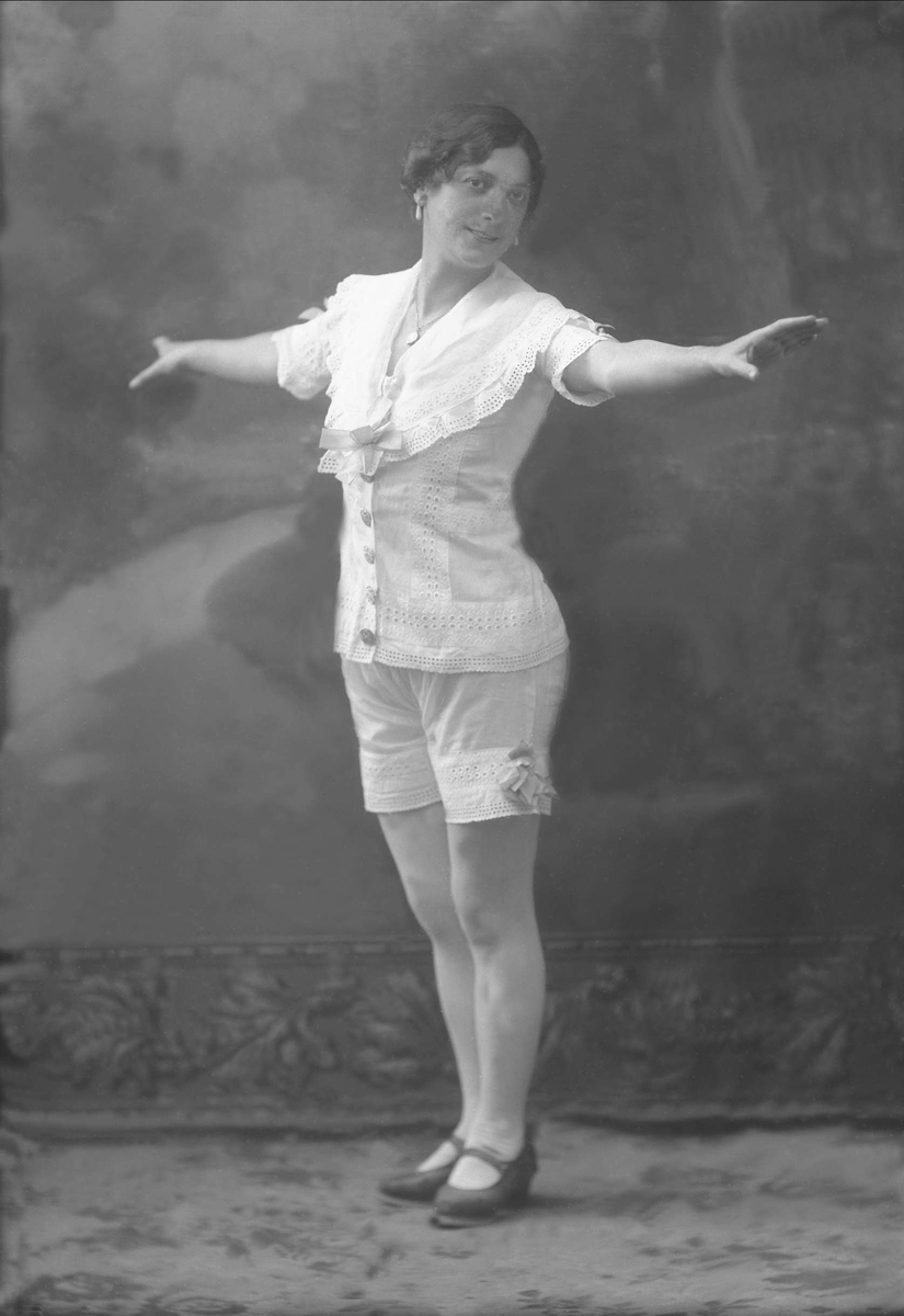 Gustav Borgen, Portrett, kvinne i hvite kortbukser. Violet Jesset.