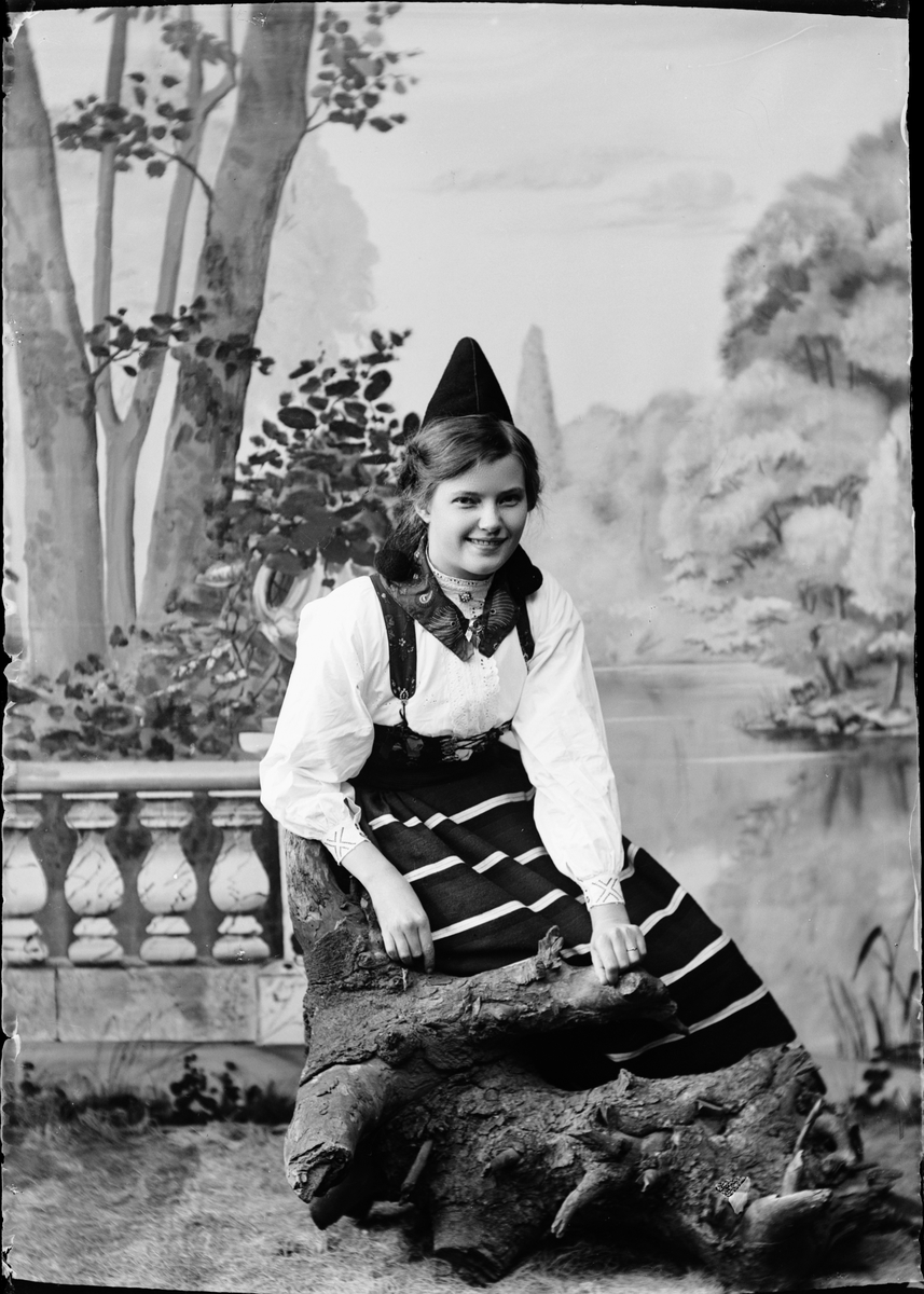 Skötsner-Edhlund, Ateljéporträtt - Signe Jansson klädd i folkdräkt. Östhammar, Uppland