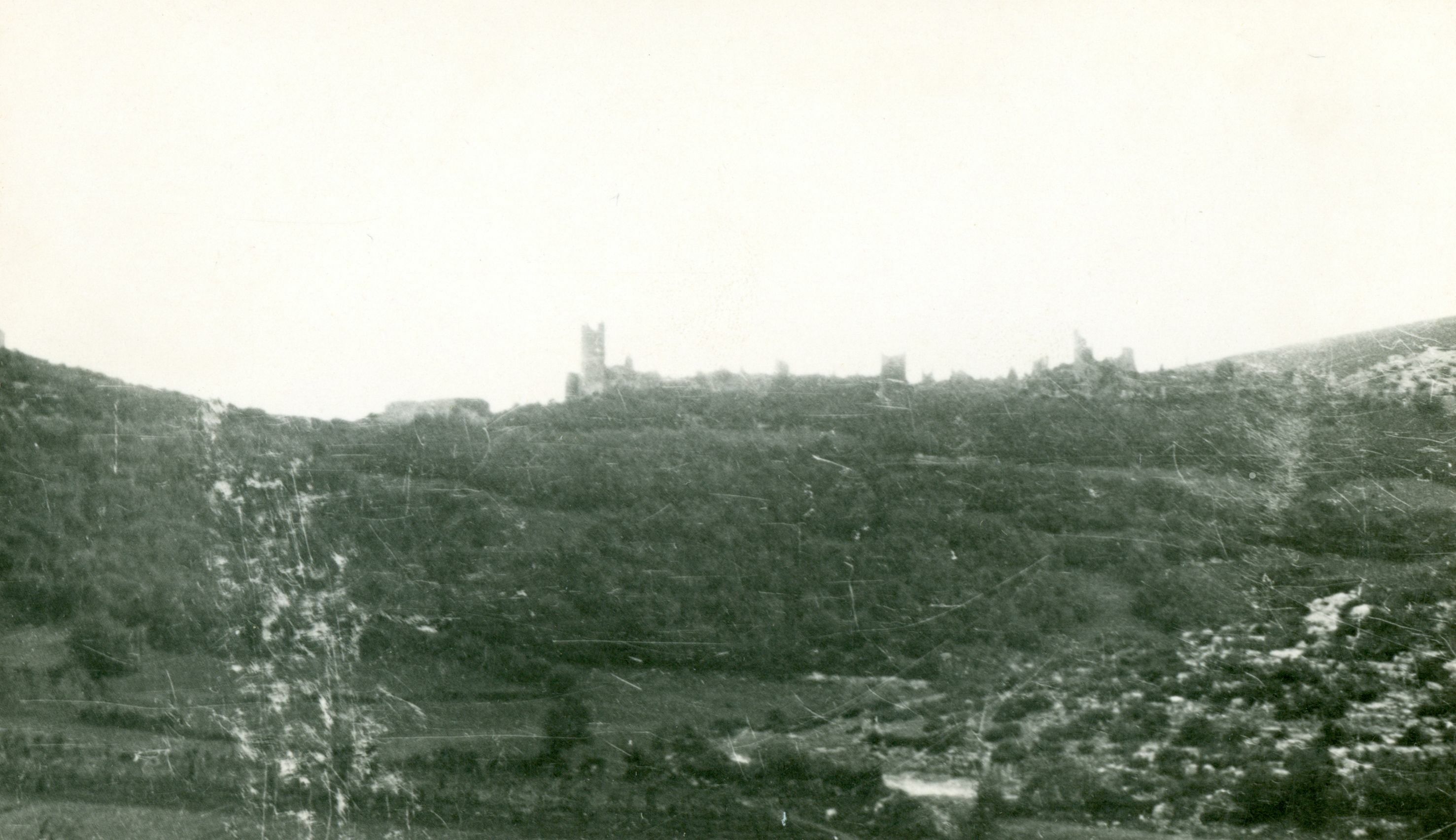 Branko Fučić, Dvigrad (Kanfanar), panorama sa siluetom ruševina, pogled sa zapada od kapelice sv. Ilije