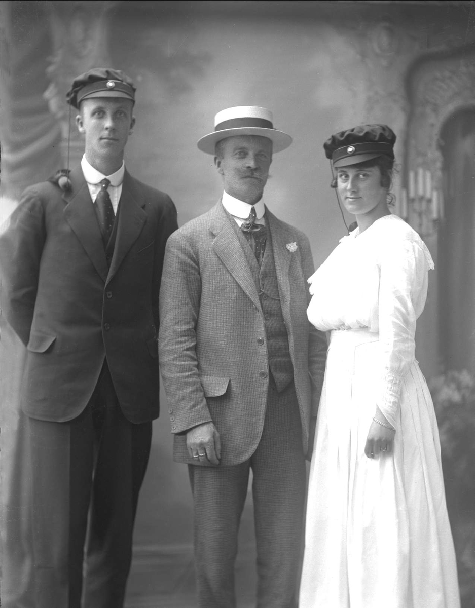 Gustav Borgen, Gruppeportrett, far med to studenter. Rolf Dammann, Axel Dammann og Kirsten Dammann.