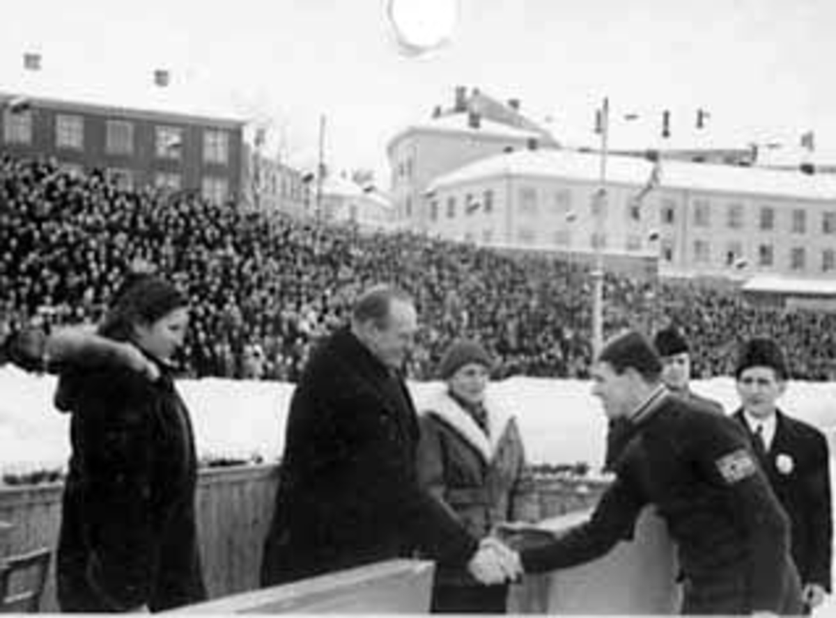 Anno Domkirkeodden, GRUPPE: 6, SKØYTELØP, BISLETT, OSLO, SKØYTELØPER IVAR MARTINSEN HILSER PÅ HANS MAJESTET KRONPRINS OLAV, PRINSESSE ASTRID, PRINS HARALD