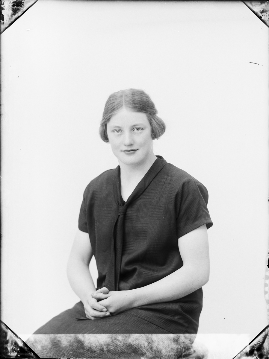 Skötsner-Edhlund, Ateljé portrait - Anna Österberg from Barkö, Börstil parish, Uppland 1926