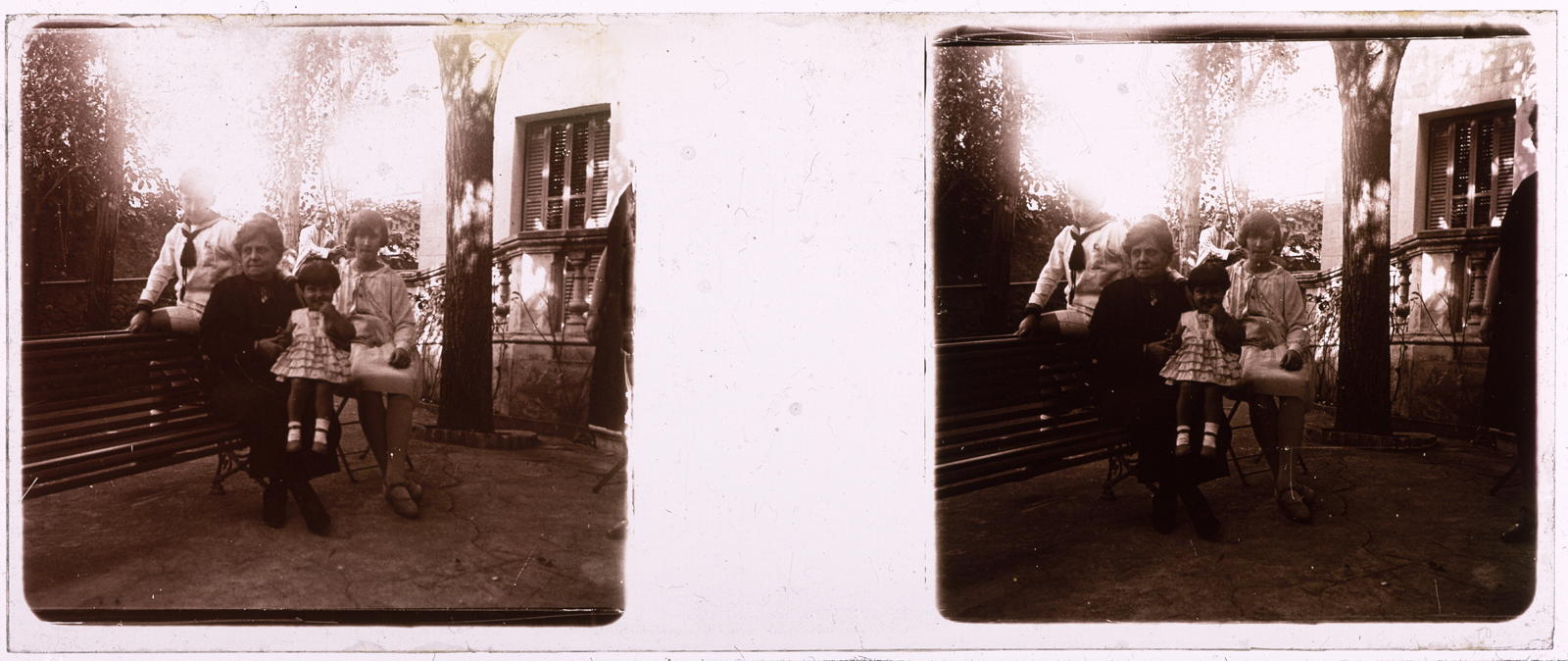 Desconegut, [Lady and three children]