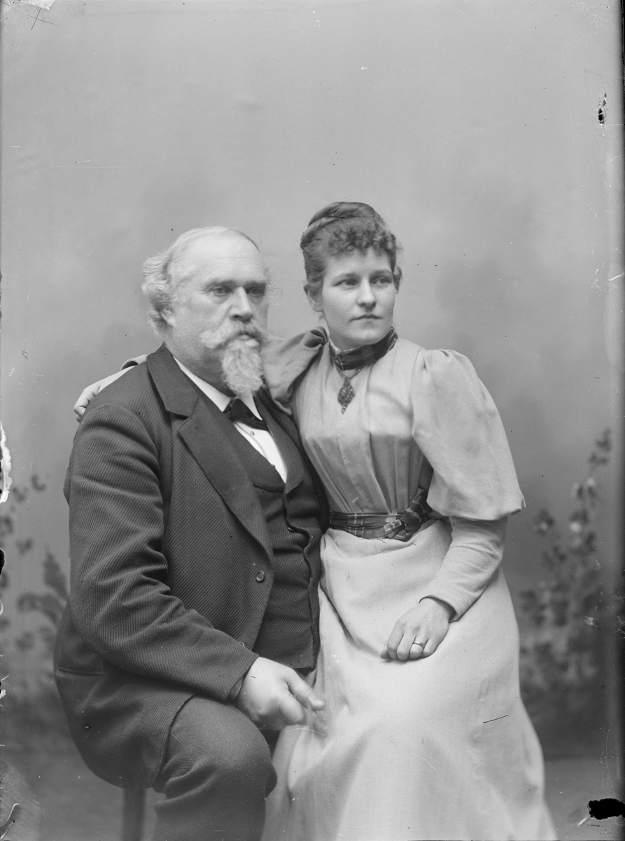 Henri Osti's Fotografiateliér, Ateljéporträtt - Emma och Henri Osti, Uppsala 1896