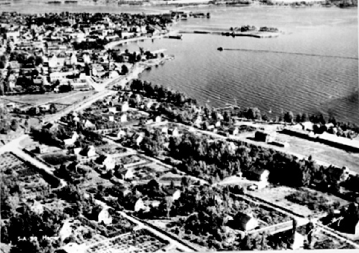 Anno Domkirkeodden, FLYFOTO OVER HAMAR SETT MOT SYD FRA BISPEGATA. KORSGATE, STORHAMARGATA/NORDVIKVEGEN MOT ÅKERSVIKA