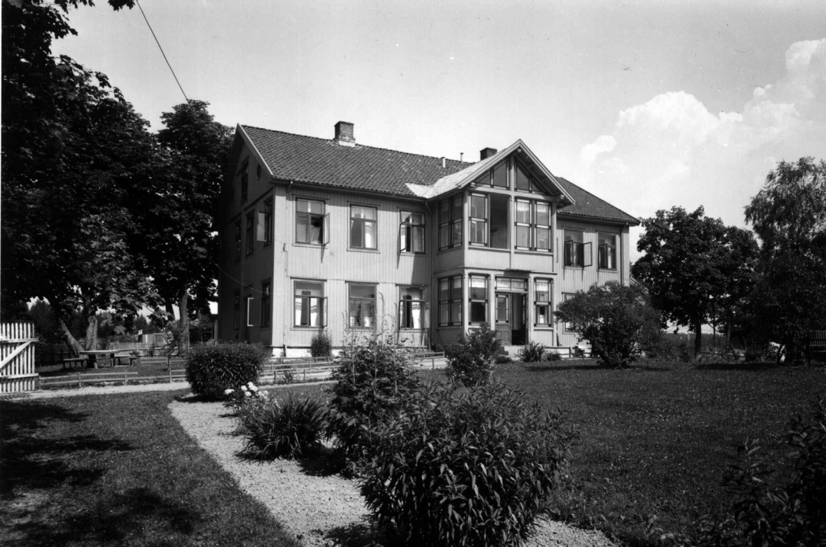 Anders Beer Wilse, Ellingsrud gård, Oslo, Østre Aker. Våningshuset med glassveranda sett fra hagen.