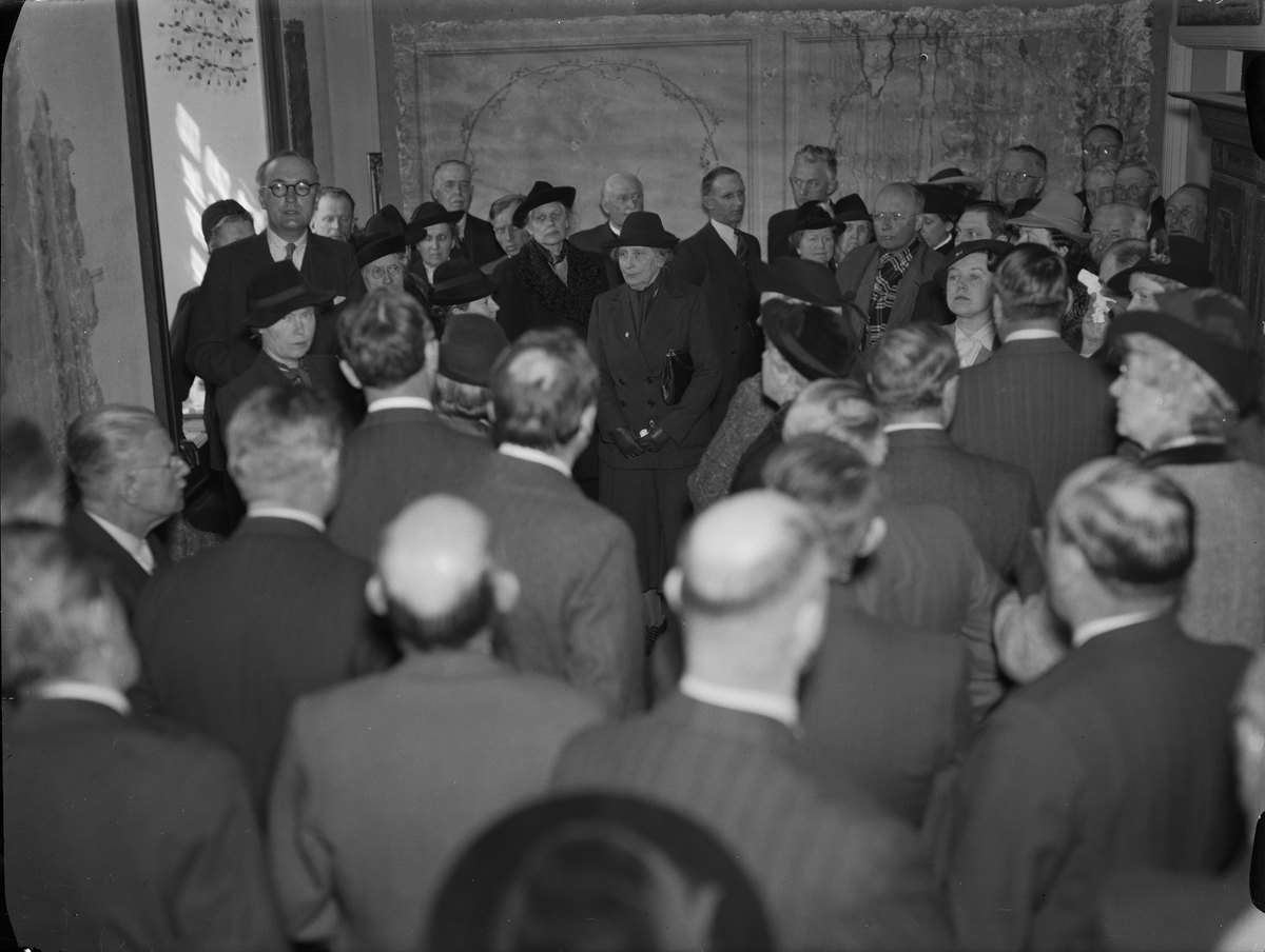 Paul Sandberg, Intendent Nils Ålenius visar Upplandsmuseets nyförvärv för Upplands fornminnesförening, Gustavianum, Uppsala maj 1941