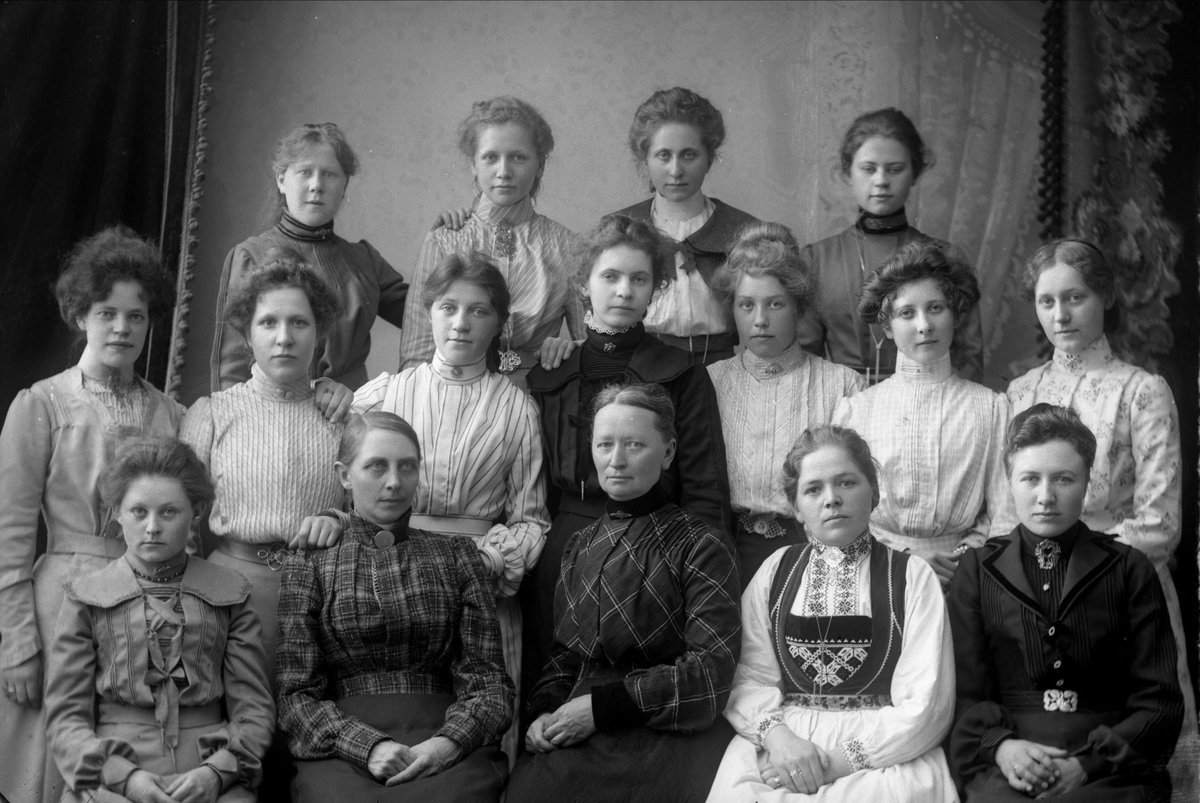 Gustav Borgen, Gruppeportrett, kvinnelige elever fra Industriskolen.