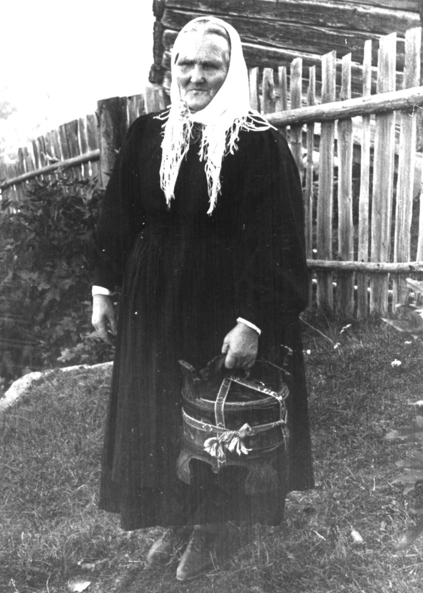 Anna Grostøl, Bråtådal, Skjåk, Oppland 1941. Guro Ørjasæter med en tine.