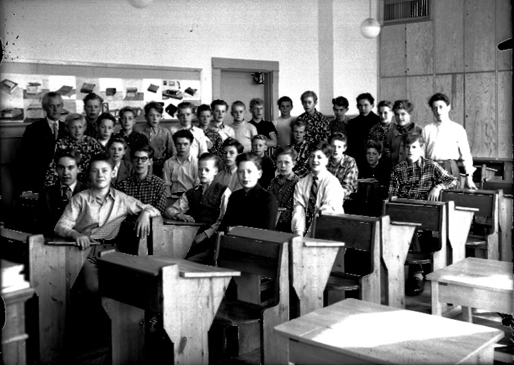 Sven Lindskog, Almby Södra skola, klassrumsinteriör, 31 pojkar med överlärare Albert Johansson. Klass 8E, sal 2.
