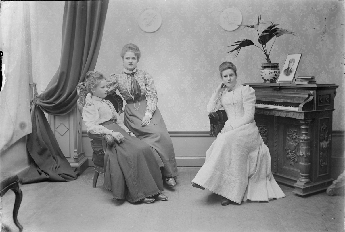 Henri Osti's Fotografiateliér, Ateljéporträtt - Emma Osti och två flickor, Uppsala före 1914