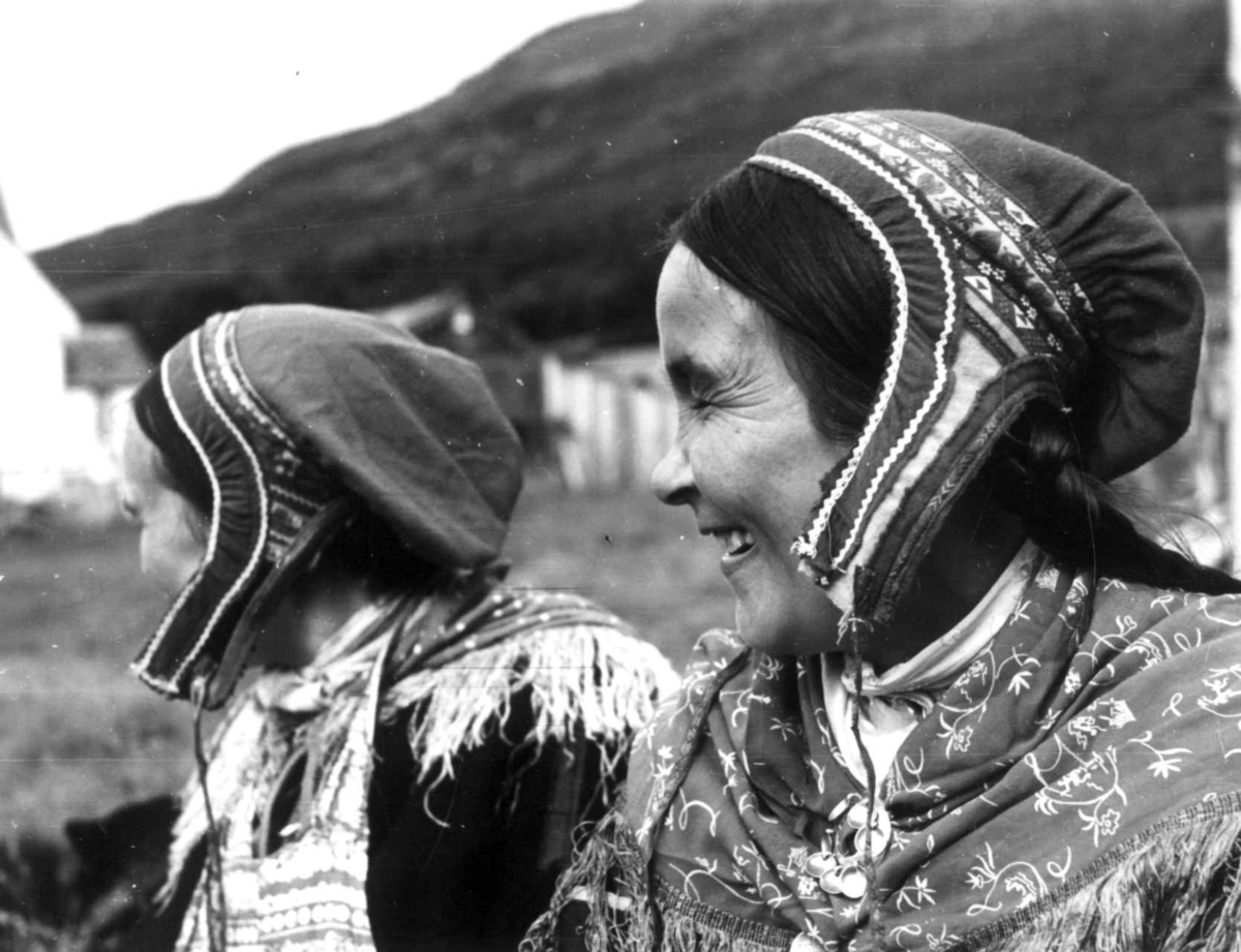 Anna Grostøl, Portrett av to samekvinner, ukjente. Olderdalen, Kåfjord, Troms 1947.