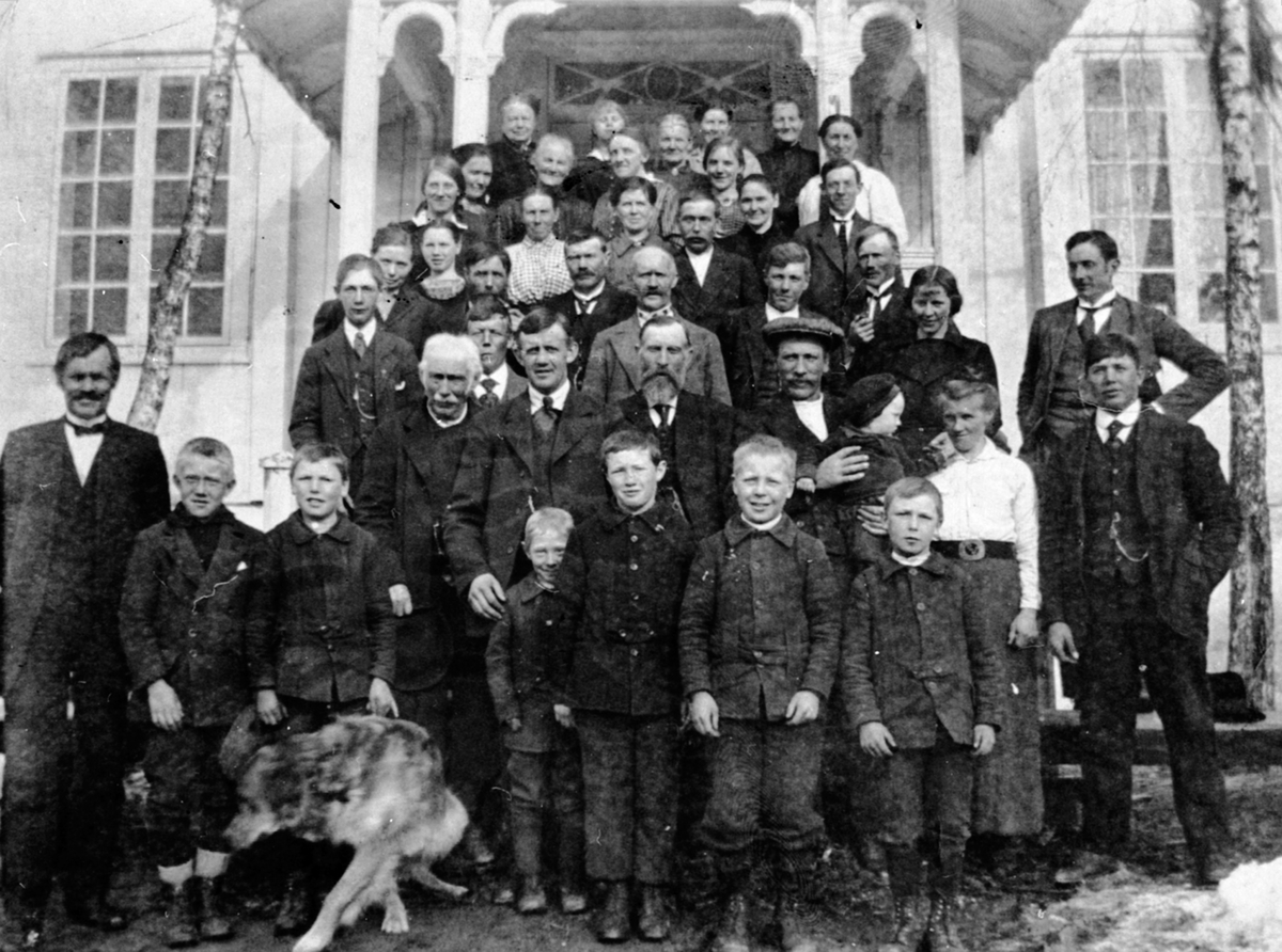 Anno Domkirkeodden, Fest for arbeidere og husfolk fra alle plassene på Hovinsholm, Helgøya. Personer er Frantz Raknerud, Johan Engeland, Ivar Hagen, Karl Antonsen, Maurits Martinsen, Ottar Vestli, Johan Engebretsen Engeland, Hjalmar Madsen, gardsbestyrer Prestrud, Peder Magnussen Hagen, Ole Gulbrandsen Bakke, Anna Bak…