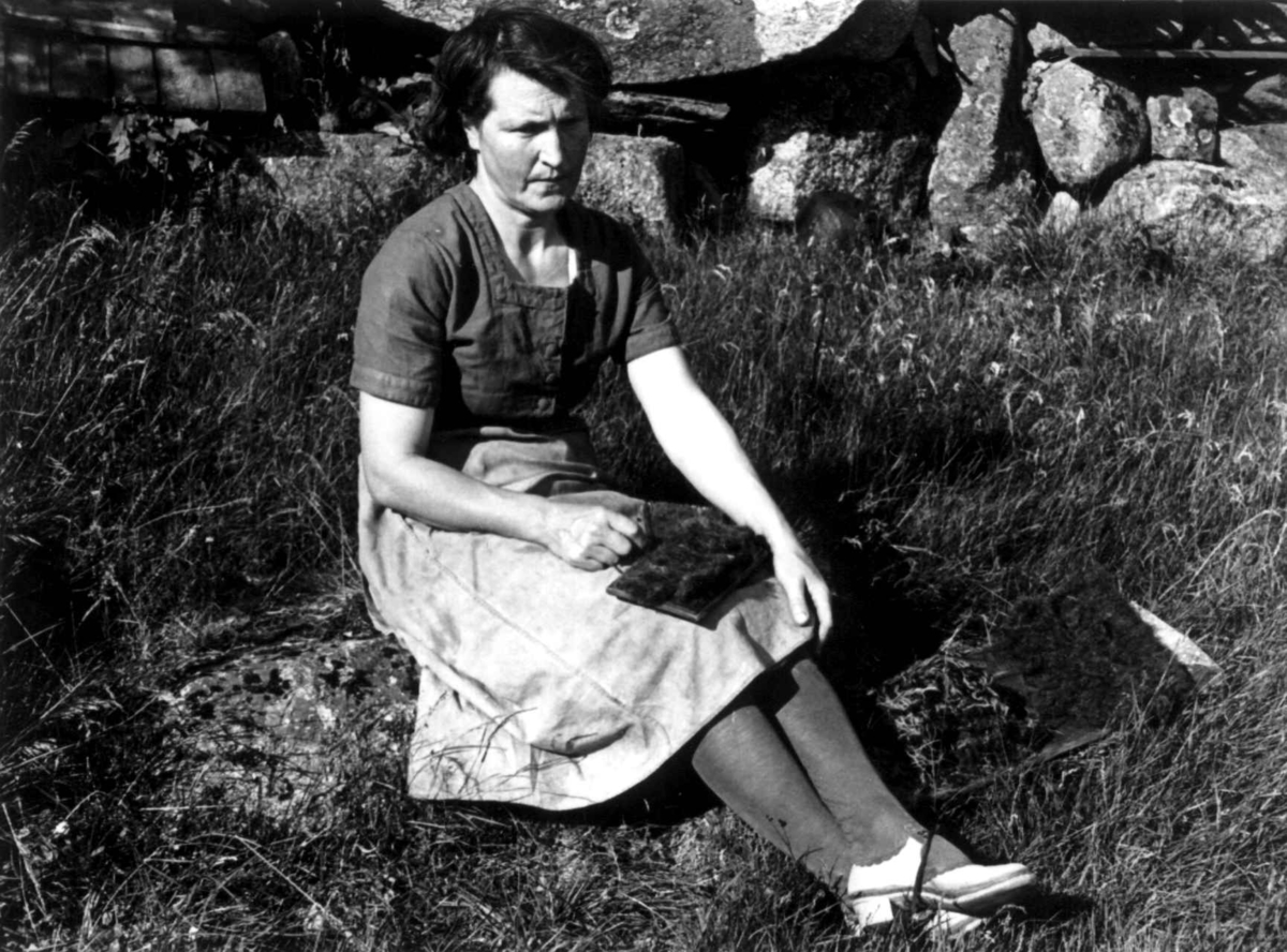 Anna Grostøl, Maria Høydal sitter ute og karder ullfiller etter at de har vært stampet. Kvinesdal 1941.